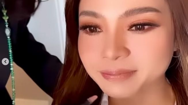Momen Puput Nastiti istri Ahok belajar jadi MUA (Instagram/@ntpnd)
