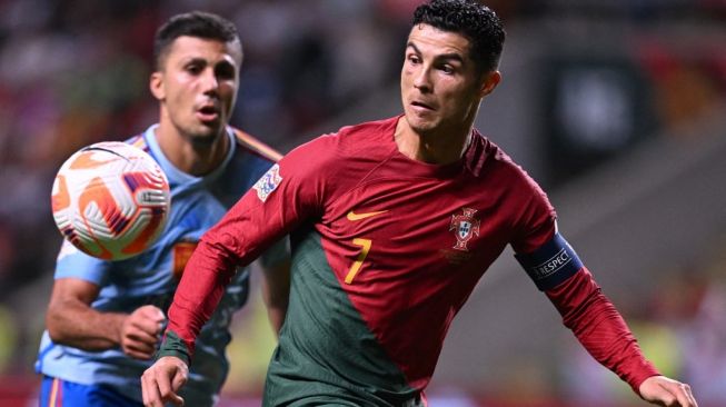 Penyerang Timnas Portugal, Cristiano Ronaldo (kanan). [PATRICIA DE MELO MOREIRA / AFP]