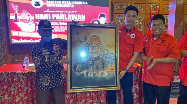 Cerita Hadiah Karikatur Mantan Pejuang Kemerdekaan di Solo Menyambut Hari Pahlawan, Ada Pesan Menyentuh