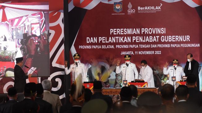 Menteri Dalam Negeri Tito Karnavian (kiri) memandu pembacaan sumpah jabatan pada pelantikan Penjabat Gubernur Provinsi Papua Selatan, Papua Tengah, dan Papua Pegunungan di Kantor Kemendagri, Jakarta, Jumat (11/11/2022). [ANTARA FOTO/Indrianto Eko Suwarso/nz]