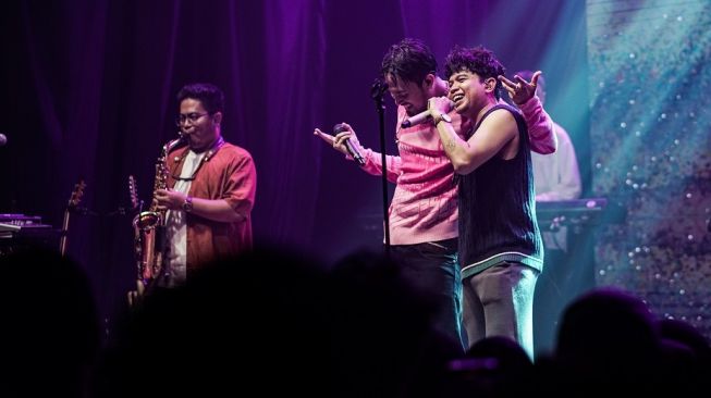 Adrian Khalif dan vokalis Juicy Luicy, Julian Kaisar saat tampil bersama di konser intimate di Jakarta, baru-baru ini. [dokumentasi Juicy Luicy]