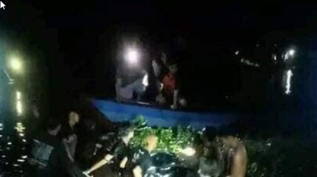 Heboh, Sejumlah Warga Tercebur Sungai Sepulang Nonton Konser Dangdut Gegara Jembatan Gelamak Putus