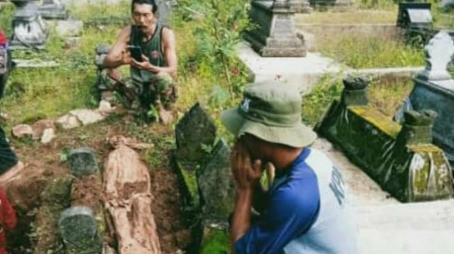 KPK Temukan Mayat Terkubur Puluhan Tahun Masih Utuh, Tali Pocong Masih Terikat