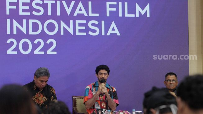 Reza Rahadian (tengah) saat ditemui di Jakarta, Jumat (11/11). [Suara.com/Oke Atmaja]
