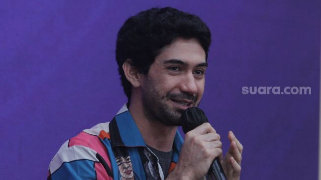 Reza Rahadian saat ditemui di Jakarta, Jumat (11/11). [Suara.com/Oke Atmaja]