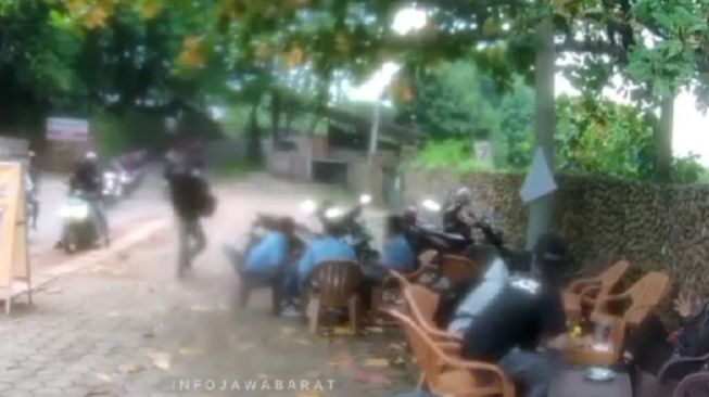 Brutal! Lagi Asyik Nongkrong Nikmati Sore, Siswa SMA di Bogor Diserang OTK Pakai Celurit