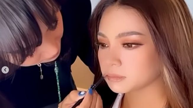 Momen Puput Nastiti istri Ahok belajar jadi MUA (Instagram/@ntpnd)