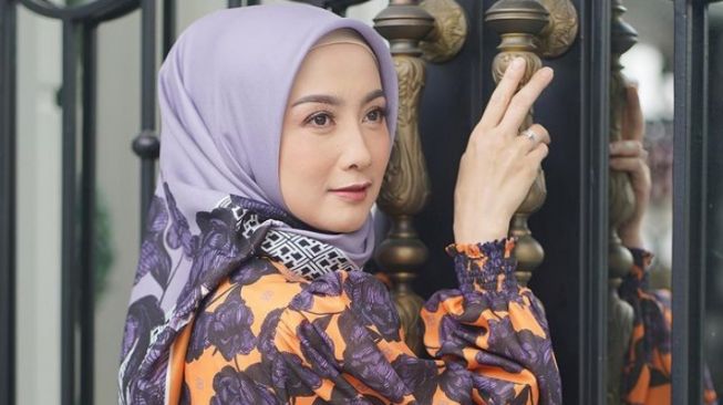 Desy Ratnasari kenakan baju rancangan Ivan Gunawan (@desyratnasariterdepan)