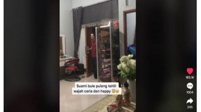 Melokal Banget, Ekspresi Bule Pulang Tahlilan Bawa Berkat Ayam Besar Bikin Salfok