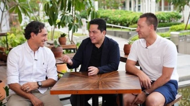 Menteri BUMN Erick Thohir sedang bercengkerama dengan Alesandro Nesta (kiri) dan John Terry. (ANTARA/HO-Instagram Erick Thohir)