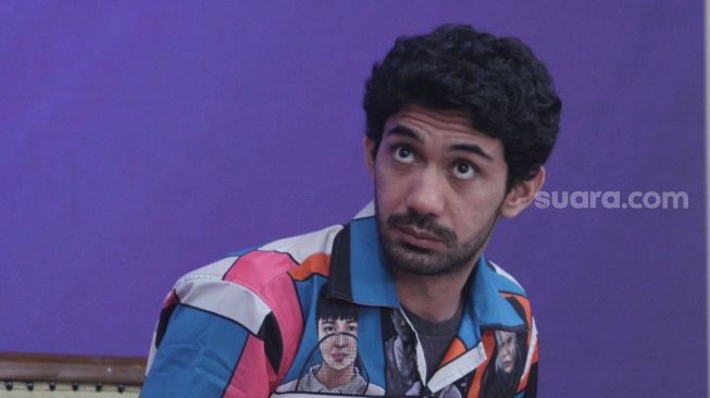 Reza Rahadian saat ditemui di Jakarta, Jumat (11/11). [Suara.com/Oke Atmaja]