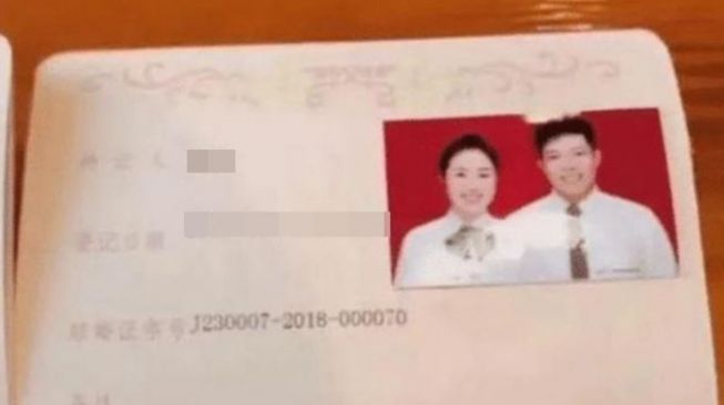 Sertifikat pernikahan pasangan dengan nama mirip (eva)