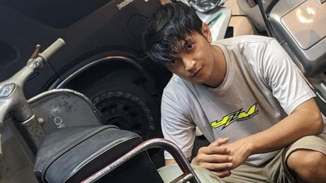 Viral Jadi Tukang Servis Jok Motor, 5 Potret Reiner Manopo Raja Sinetron Laga