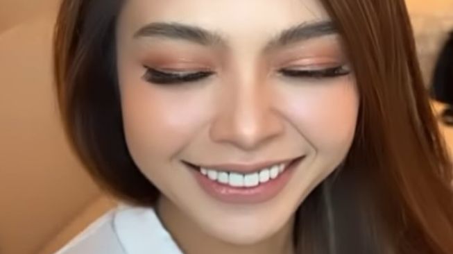 Momen Puput Nastiti istri Ahok belajar jadi MUA (Instagram/@ntpnd)