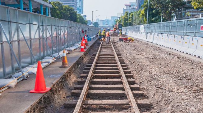 PT MRT Jakarta kembali menemukan rel trem bersejarah di tengah pengerjaan MRT Jakarta CP202. [PT MRT Jakarta]
