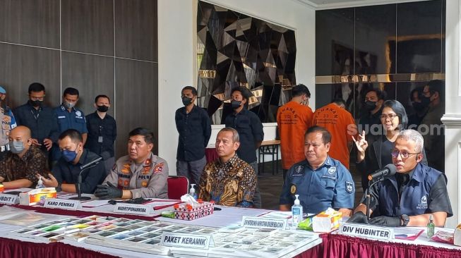Bareskrim Polri mengungkap jaringan narkotika Jerman dan Iran yang kerja sama buat narkotic kitchen lab di Apartemen Casa Grande, Jakarta Selatan. [Suara.com/M. Yasir]