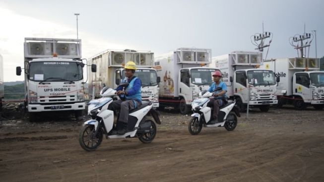 Dua orang petugas PLN menggunakan sepeda motor listrik untuk operasional di Pertamina Mandalika International Street Circuit, di Kabupaten Lombok Tengah, Nusa Tenggara Barat, Jumat (11/11/2022). [ANTARA/HO-PLN].