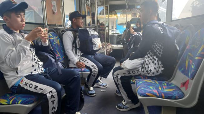 Bawa Juara Umum dari Bintan, Kontingen Muaythai Batam Tak Dijemput: Pulang Naik Busway