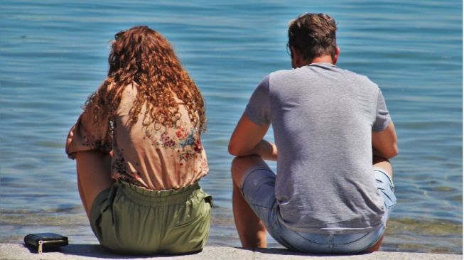 4 Tips Menghadapi Pasangan yang Suka Mendiamkan, Jangan Takut Ambil Sikap!