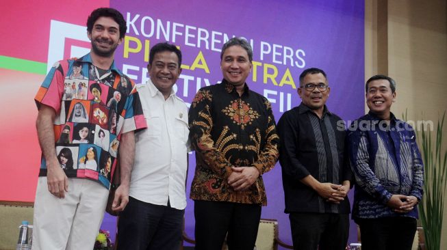 Reza Rahadian Ketua Komite Festival Film Indonesia, Guunawan Pagaru (ketua bpi), Hilmar Farid (Dirjen Kemendikbudristek), Garin Nugroho (ketua komite Penjurian FFI), Ahmad Mahendara (Direktur  Perfilman dan Musik Kemendikbudristek ) berfoto bersama usai konferensi pers piala citra  festival film Indonesia 2022, di Jakarta, Jumat (11/11). [Suara.com/Oke Atmaja]