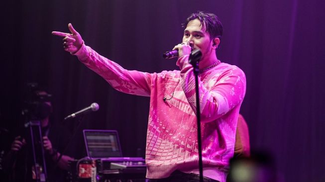 Adrian Khalif saat menggelar konser intimate bareng Juicy Luicy di M Bloc Space, Jakarta pada awal November 2022. [dokumentasi Juicy Luicy]
