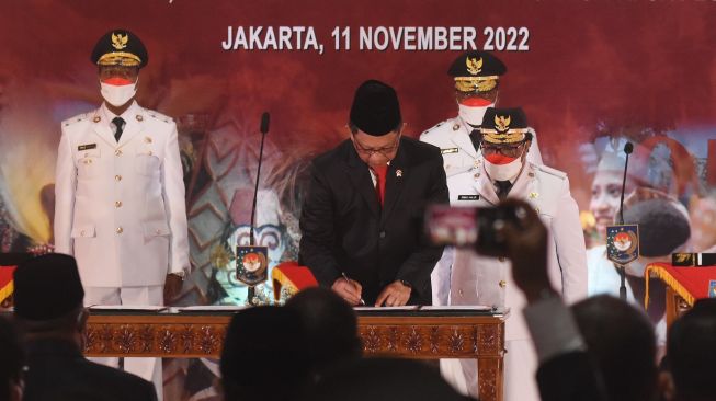 Menteri Dalam Negeri Tito Karnavian (kedua kiri) menandatangani berita acara pelantikan Penjabat Gubernur Provinsi Papua Selatan, Papua Tengah, dan Papua Pegunungan di Kantor Kemendagri, Jakarta, Jumat (11/11/2022). [ANTARA FOTO/Indrianto Eko Suwarso/nz]