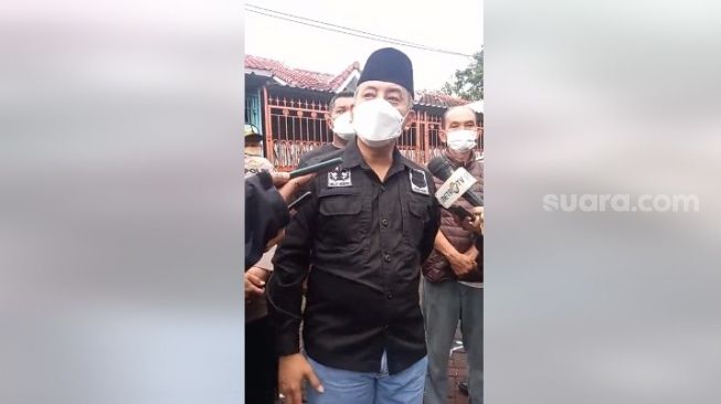 Wali Kota Jakarta Barat Yani Wahyu Purwoko di TKP satu keluarga tewas diduga kelaparan di Kalideres, Jakbar, Sabtu (12/11/2022). [Suara.com/Yosea Arga Pramudita]