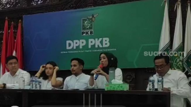 Anggota DPR RI dari fraksi PKB Ratna Juwita Sari (dua dari kanan) saat mengumumkan 6 jubir muda baru di DPP PKB, Jakarta, Sabtu (12/11/2022). (Suara.com/Bagaskara)