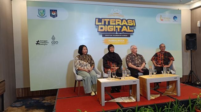 Kemenkominfo dan Pemkab Purbalingga menggelar kegiatan literasi digital sektor pemerintahan untuk Aparatur Sipil Negara (ASN) Kab. Purbalingga pada 31 Oktober 2022 secara hybrid melalui aplikasi Zoom meeting yang dihadiri oleh 6.538 ASN Pemkab Purbalingga yang dibagi dalam beberapa batch. 