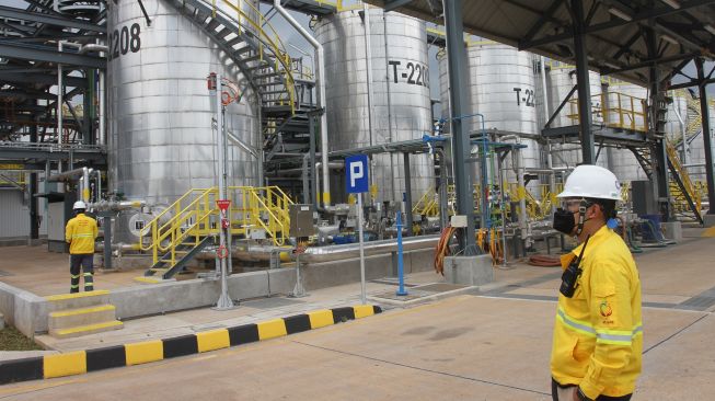 Petugas mengecek jaringan pipa di pabrik Lubricant Oil Blending Plant (LOBP) Shell Marunda 2.0, Kabupaten Bekasi, Jawa Barat, Jumat (11/11/2022). 