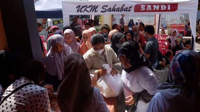 Bantu Tekan Pengeluaran Ekonomi Rumah Tangga, UKM Sahabat Sandi Makassar Gelar Pasar Sembako Murah