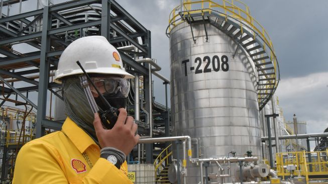 Petugas mengecek jaringan pipa di pabrik Lubricant Oil Blending Plant (LOBP) Shell Marunda 2.0, Kabupaten Bekasi, Jawa Barat, Jumat (11/11/2022).  ANTARA FOTO