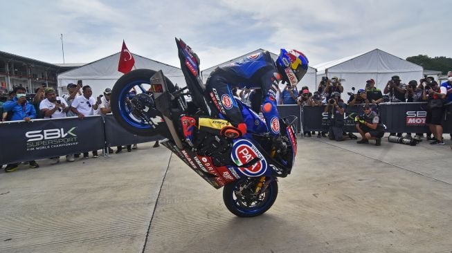 Pembalap tim Pata Yamaha With BRIXX Toprak Razgatlioglu melakukan selebrasi dengan stoppie saat memasuki area podium usai menyelesaikan Race 1 WSBK 2022 di Pertamina Mandalika International Street Circuit di KEK Mandalika, Desa Kuta, Kecamatan Pujut, Praya, Lombok Tengah, NTB, Sabtu (12/11/2022).ANTARA FOTO/Ahmad Subaidi