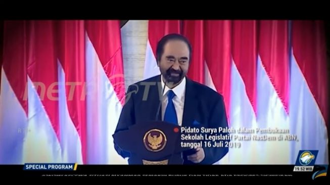 Tangkapan layar momen Surya Paloh meminta Presiden Joko Widodo atau Jokowi tetap seperti yang dikenal Partai NasDem kala berpidato di Pembukaan Sekolah Legislatif Partai NasDem, 16 Juli 2019. (YouTube/metrotvnews)