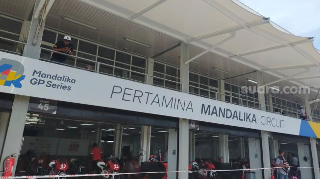 Pit Walk Sabtu (12/11/2022) di Sirkuit Mandalika yang menggelar WSBK 2022 (11-13/11/2022) [Suara.com/CNR ukirsari].