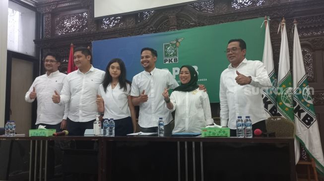 PKB memperkenalkan secara resmi Juru Bicara (Jubir) muda atau milenial untuk hadapi Pemilu 2024. Ada enam orang yang ditunjuk sebagai Jubir Muda salah satunya dari kalangan artis atau vokalis band. (Suara.com/Bagaskara)