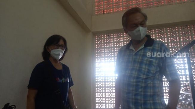 Ris Astuti dan suaminya Handoyo, adik dari K. Margaretha Gunawan (58) yang merupakan satu dari empat jenazah satu keluarga yang ditemukan tewas diduga kelaparan, usai diperiksa Polsek Kalideres, Jakarta Barat, Sabtu (12/11/2022). [Suara.com/Yosea Arga Pramudita]