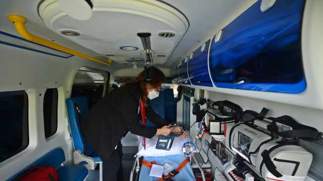 Petugas mengecek peralatan medis di salah satu ambulans VVIP untuk KTT G20 di sela apel dan pengarahan tim medis di Nusa Dua, Kabupaten Badung, Bali, Sabtu (12/11/2022). ANTARA FOTO/Media Center G20 Indonesia/Aditya Pradana Putra