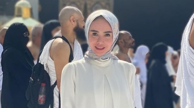 Potret Yuni Shara Berhijab saat Umrah (Instagram/@yunishara36)