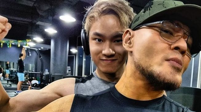 Anak Lelaki Anak Artis yang Beranjak Jadi Cogan (Instagram/@azkacorbuzier)