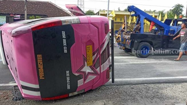 Mobil Rombongan Peziarah Santri Lirboyo dan Tebuireng Terguling di Bojonegoro, 6 Orang Luka