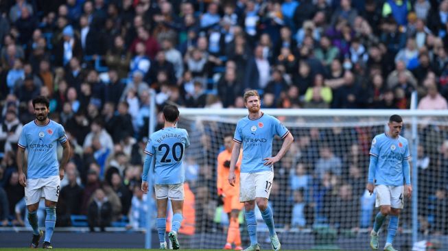 Reaksi para pemain Manchester City bereaksi setelah kebobolan saat pertandingan sepak bola Liga Premier Inggris antara Manchester City dan Brentford di Stadion Etihad, Manchester, Inggris, Sabtu (12/11/2022). [Oli SCARFF / AFP]
