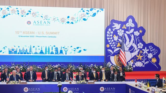 Presiden Joko Widodo (kanan) bersama Perdana Menteri Kamboja Hun Sen (tengah) dan Presiden Amerika Serikat Joe Biden (kedua kiri) menghadiri Konferensi Tingkat Tinggi (KTT) ASEAN - AS dalam rangkaian KTT ASEAN 2022 di Hotel Sokha, Phnom Penh, Kamboja, Sabtu (12/11/2022). [ANTARA FOTO/Hafidz Mubarak A/tom]