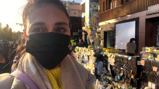 Potret Luna Maya Kunjungi Lokasi Tragedi Itaewon (youtube.com/lunamayachannel)