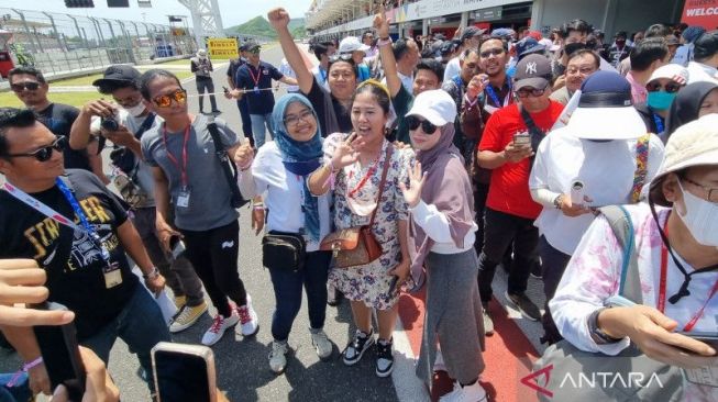 Rara Pawang Hujan hadir di ajang World Superbike di Sirkuit Mandalika, Minggu (13/11/2022). [ANTARA]