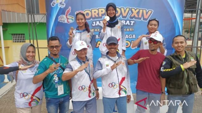 Atlet sepatu roda Kabupaten Bekasi berhasil sapu bersih medali dengan meraih emas, perak, dan perunggu Porprov XIV Jawa Barat 2022 nomor marahon putri 42 kilometer yang berlangsung di Sirkuit Sepatu Roda Delta Mas Kabupaten Bekasi, Minggu (13/11/2022). [ANTARA/Pradita Kurniawan Syah]