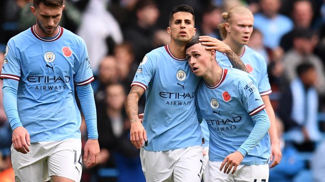 Gelandang Manchester City Phil Foden (kedua kanan) selebrasi dengan rekan setimnya setelah mencetak gol saat pertandingan sepak bola Liga Premier Inggris antara Manchester City dan Brentford di Stadion Etihad, Manchester, Inggris, Sabtu (12/11/2022). [Oli SCARFF / AFP]