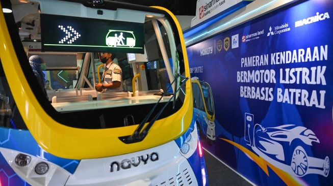 Petugas memberikan penjelasan kepada pengunjung terkait sepeda motor listrik pada Pameran Kendaraan Listrik Berbasis Baterai dalam rangkaian KTT G20 di Bali Collection, Nusa Dua, Bali, Sabtu (12/11/2022). [ANTARA FOTO/Media Center G20 Indonesia/M Risyal Hidayat/nym]