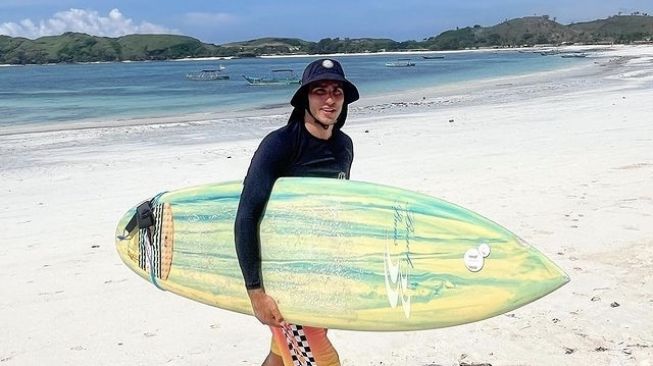 Xavi Vierge surfing di Tanjung Aan  [Instagram xavivierge_97].