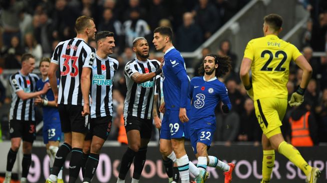 Gelandang Chelsea Kai Havertz bentrok dengan pemain Newcastle setelah peluit akhir selama pertandingan sepak bola Liga Premier Inggris antara Newcastle United melawan Chelsea di St James 'Park, Minggu (13/11) dini hari WIB.
ANDY BUCHANAN / AFP

